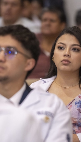 Imposición de mandiles a estudiantes de Fisioterapia