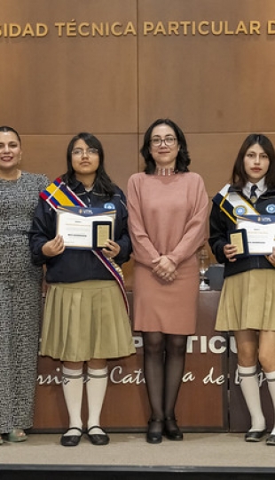 UTPL reconoció el compromiso de los abanderados de los colegios de Loja por su excelencia académica