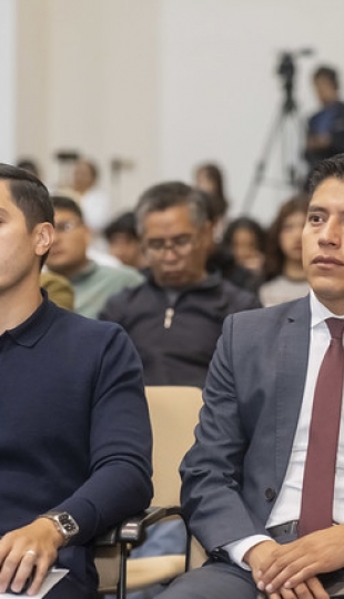 Condecoración a Carlos Calderón