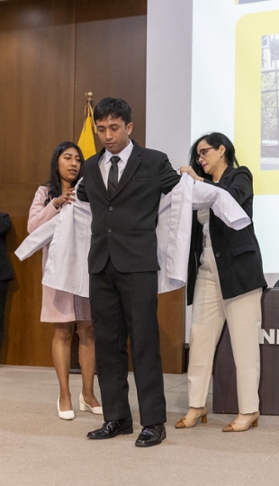 Imposición de mandiles a estudiantes de Fisioterapia