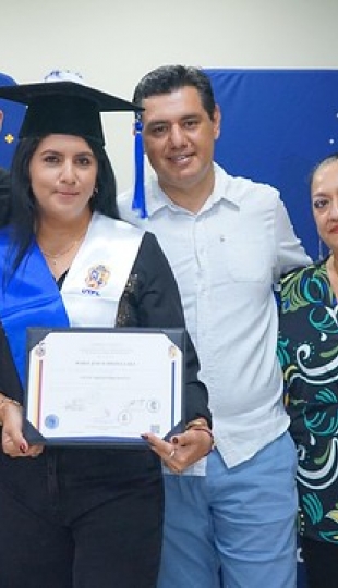 Nuevos profesionales de Galápagos recibieron su título Nuevos profesionales de Galápagos recibieron su título