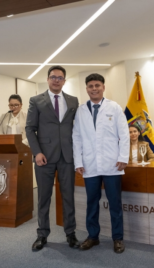Estudiantes de Fisioterapia reciben sus mandiles Estudiantes de Fisioterapia reciben sus mandiles
