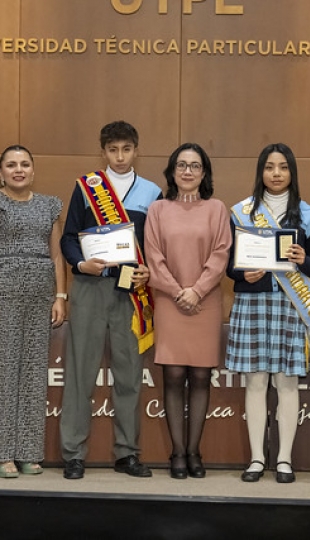 UTPL reconoció el compromiso de los abanderados de los colegios de Loja por su excelencia académica