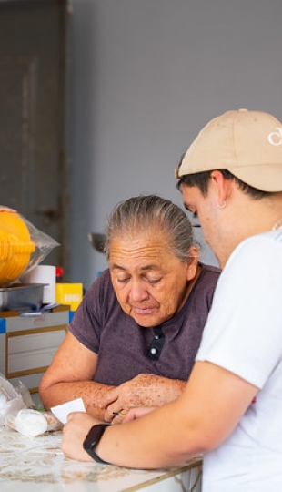 Visita de estudiantes y docentes de Economía al proyecto de producción sostenible meliponícola en el cantón Puyango