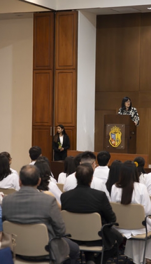 Imposición de Insignias – Carrera de Medicina