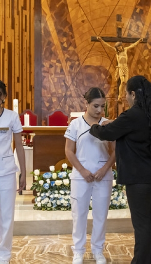 Imposición de insignias a estudiantes de Enfermería