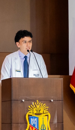 Imposición de insignias a estudiantes de Medicina