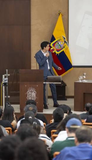 Conferencia Magistral “Del dato al impacto: la materia prima de la economía del siglo XXI”.