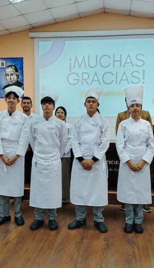 Ceremonia de investidura de los estudiantes de primer ciclo de la carrera de Gastronomía