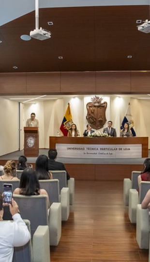 Estudiantes de Fisioterapia reciben sus mandiles