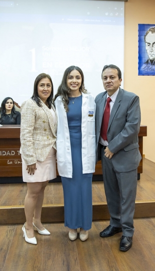 Imposición de mandiles a estudiantes de Nutrición y Dietética