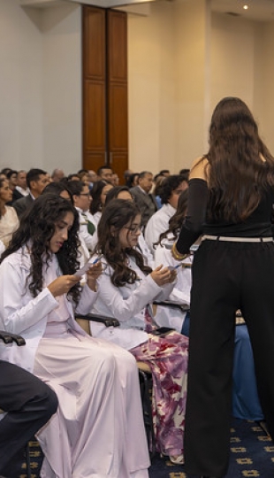 Imposición de Insignias – Carrera de Medicina