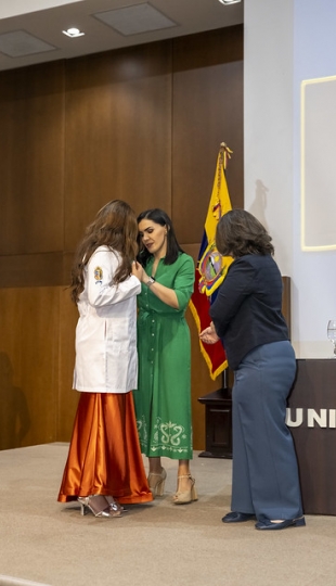 Imposición de mandiles a internos rotativos de la carrera de Nutrición y Dietética – Cohorte mayo 2025 / abril 2026 Imposición de mandiles a internos rotativos de la carrera de Nutrición y Dietética – Cohorte mayo 2025 / abril 2026