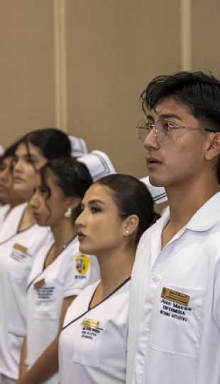 Imposición de insignias a estudiantes de Enfermería