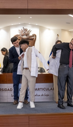 Imposición de mandiles | Carrera de Bioquímica y Farmacia