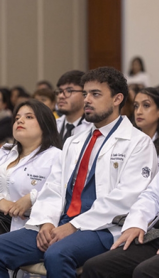 Imposición de mandiles a estudiantes de Fisioterapia