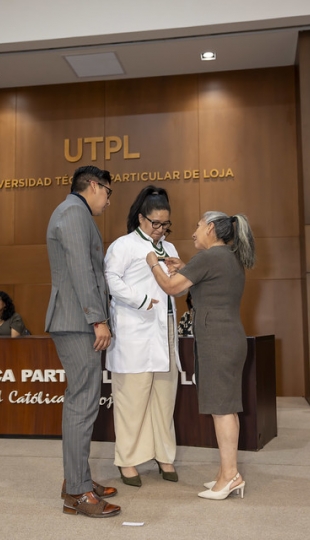 Imposición de Insignias – Carrera de Medicina