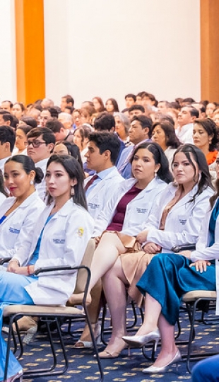 Imposición de insignias a estudiantes de Medicina