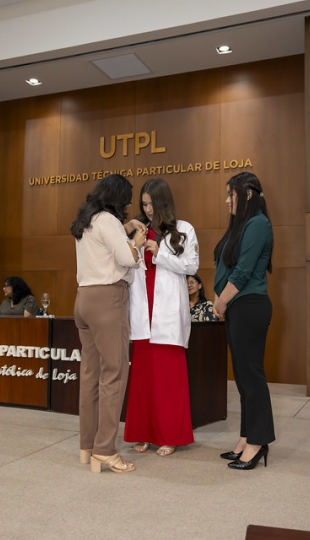 Imposición de Insignias – Carrera de Medicina