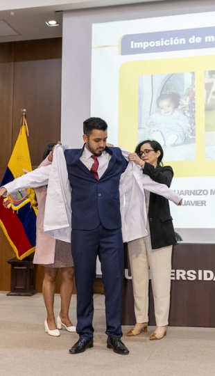 Imposición de mandiles a estudiantes de Fisioterapia
