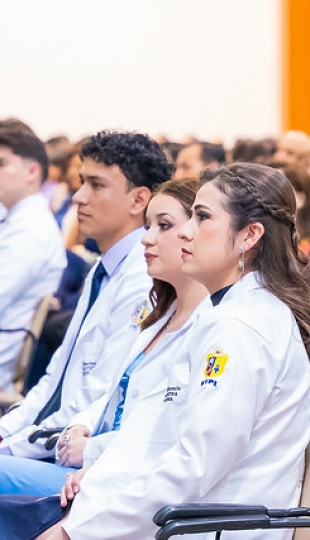 Imposición de insignias a estudiantes de Medicina