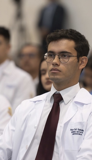 Imposición de Insignias – Carrera de Medicina