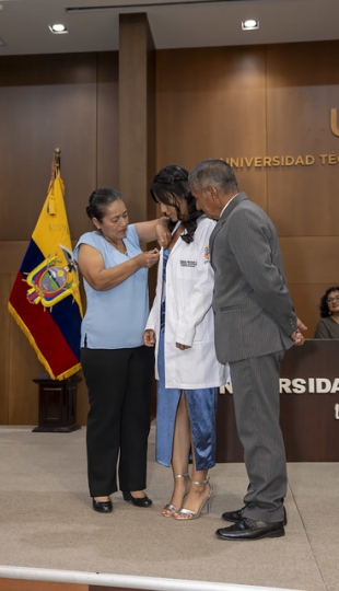 Imposición de Insignias – Carrera de Medicina