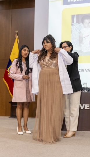 Imposición de mandiles a estudiantes de Fisioterapia