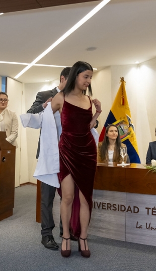 Estudiantes de Fisioterapia reciben sus mandiles Estudiantes de Fisioterapia reciben sus mandiles