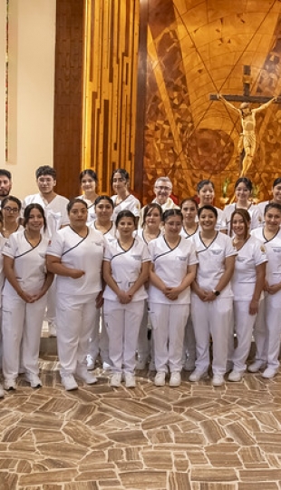 Imposición de Indumentaria a los estudiantes de Enfermería