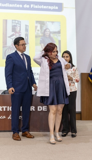 Imposición de mandiles a estudiantes de Fisioterapia