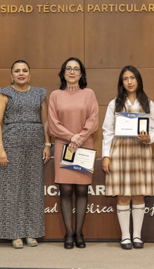 UTPL reconoció el compromiso de los abanderados de los colegios de Loja por su excelencia académica