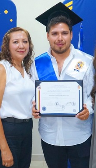 Nuevos profesionales de Galápagos recibieron su título Nuevos profesionales de Galápagos recibieron su título