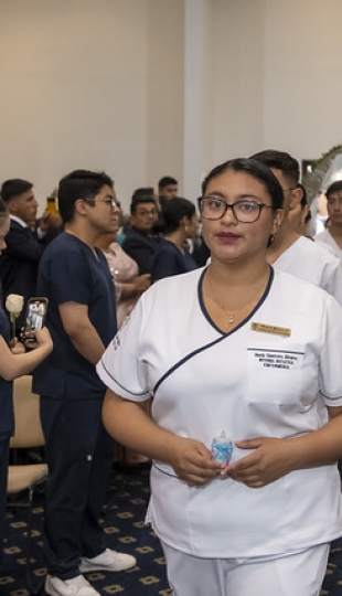 Imposición de insignias a estudiantes de Enfermería