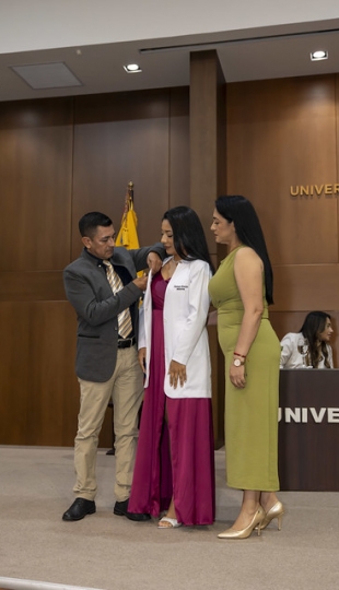 Imposición de Insignias – Carrera de Medicina