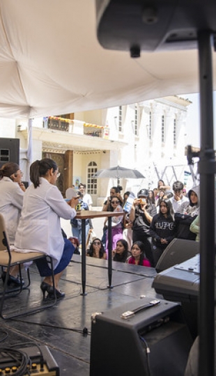 La UTPL participa en el Festival Internacional de Artes Vivas Loja con sus talentosos grupos de arte en la Plaza de la Cultura