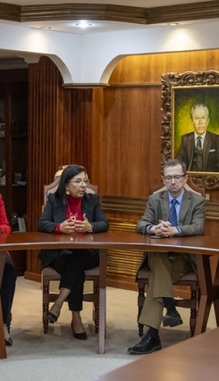 Firma de convenio interinstitucional entre la UTPL y el Instituto Ecuatoriano de Seguridad Social IESS