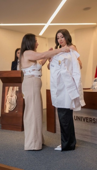 Imposición de mandiles a estudiantes de la carrera de Psicología Clínica Imposición de mandiles a estudiantes de la carrera de Psicología Clínica