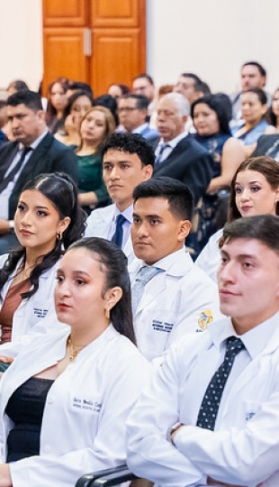 Imposición de insignias a estudiantes de Medicina