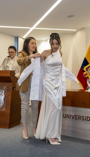 Estudiantes de Fisioterapia reciben sus mandiles