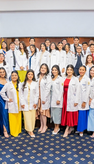 Imposición de insignias a estudiantes de Medicina