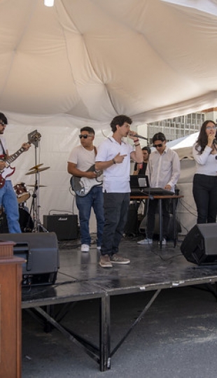 La UTPL participa en el Festival Internacional de Artes Vivas Loja con sus talentosos grupos de arte en la Plaza de la Cultura