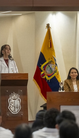 Estudiantes de Fisioterapia reciben sus mandiles