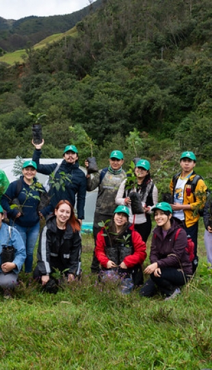 Reforestación en Cajanuma en alianza con Cascos Verdes Reforestación en Cajanuma en alianza con Cascos Verdes