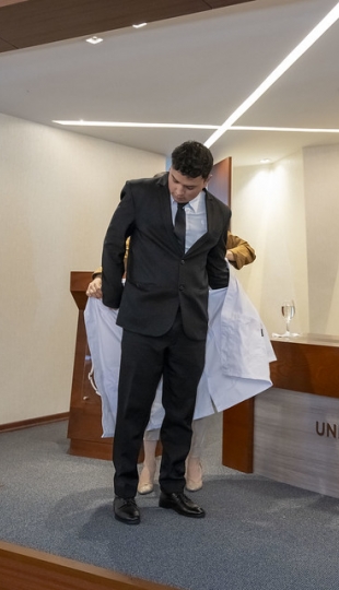 Estudiantes de Fisioterapia reciben sus mandiles