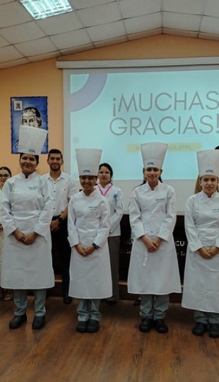 Ceremonia de investidura de los estudiantes de primer ciclo de la carrera de Gastronomía