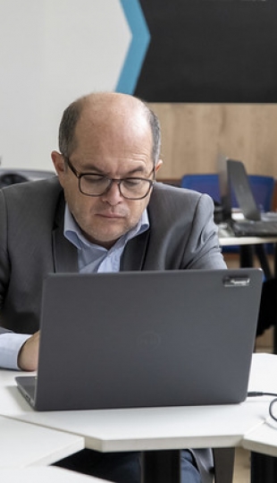 Curso de formación docente: Elaboración de recursos educativos con IA: el video educativo y la gamificación.