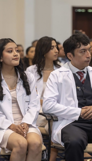 Imposición de Insignias – Carrera de Medicina