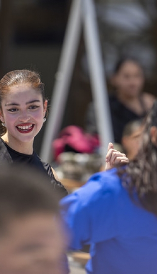 La UTPL participa en el Festival Internacional de Artes Vivas Loja con sus talentosos grupos de arte en la Plaza de la Cultura