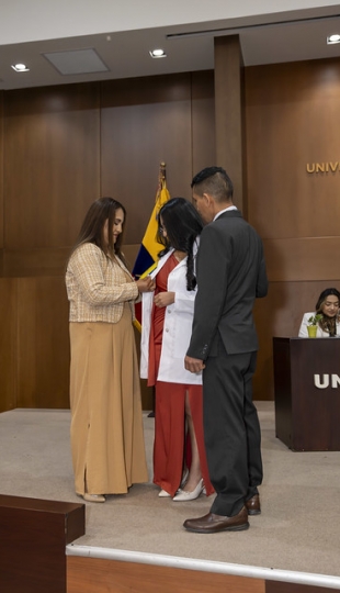 Imposición de Insignias – Carrera de Medicina